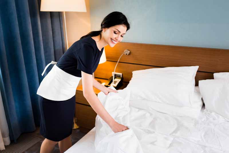 What sheet colors do luxury hotels prefer over time?