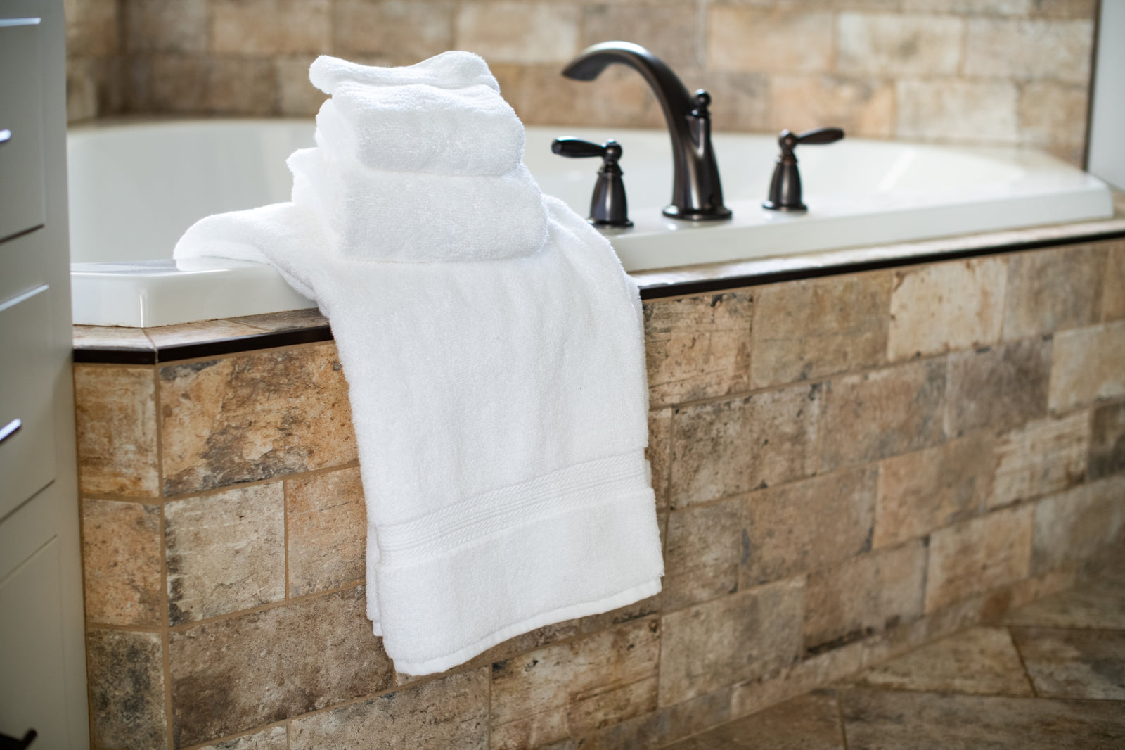 How to Decorate a Bathroom with Towels: Stylish Tips